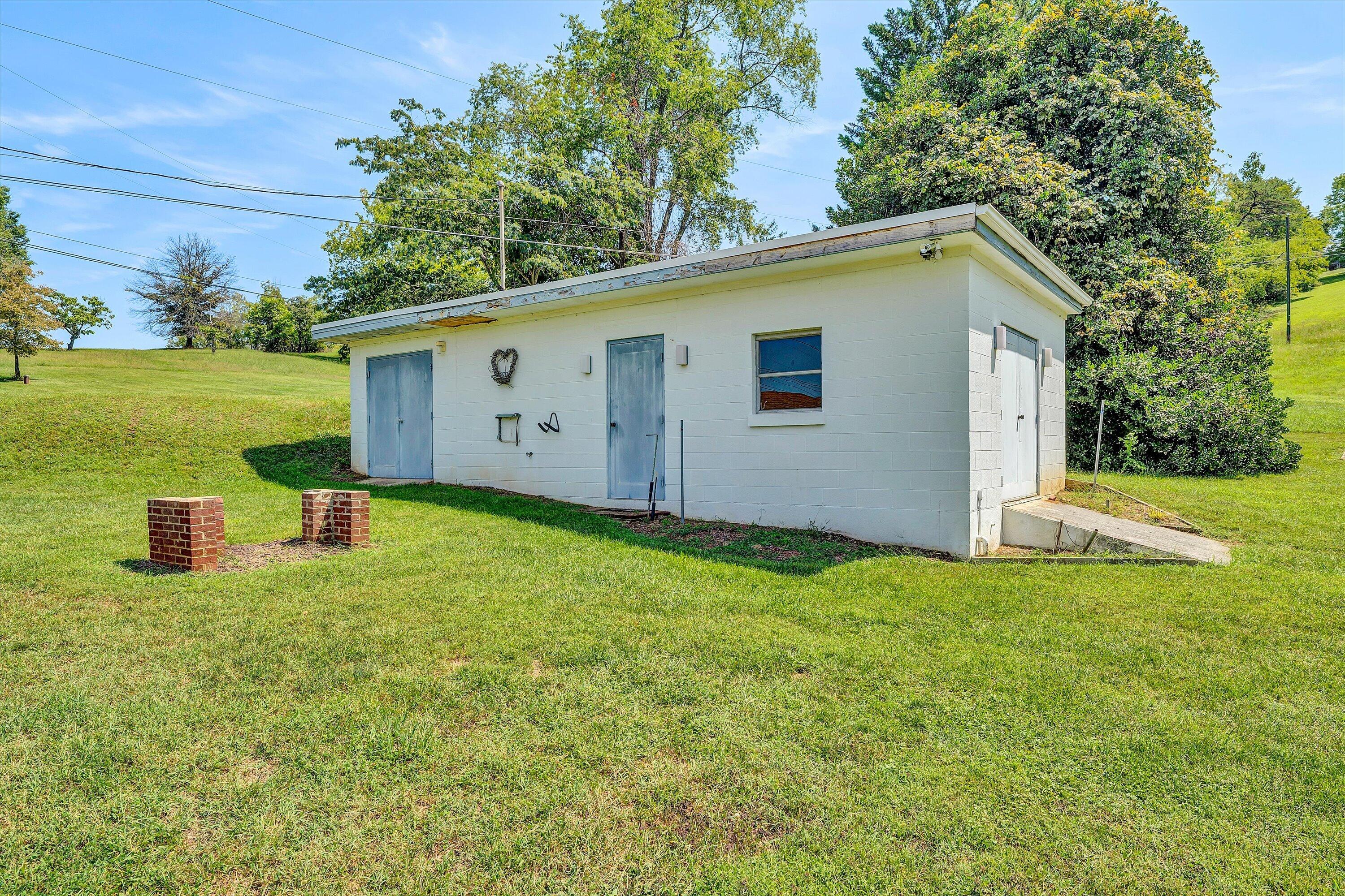 318 Rogers LN