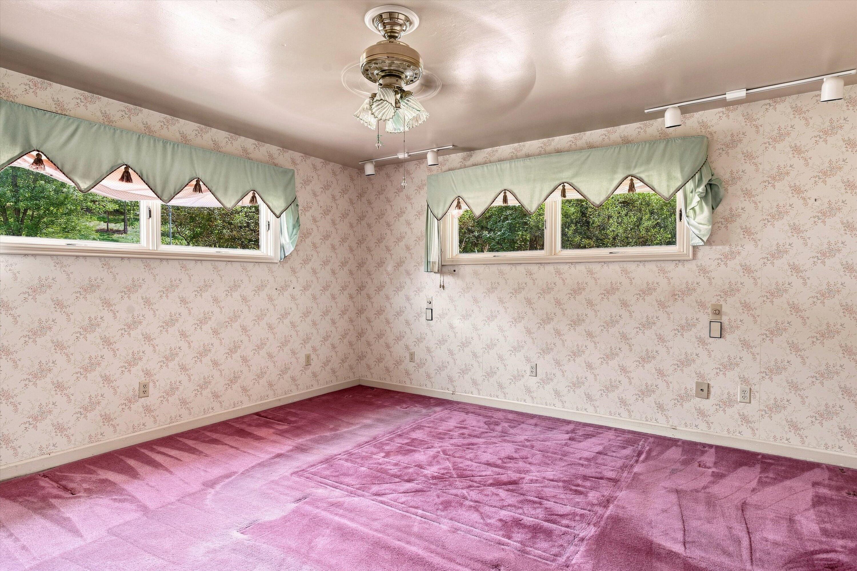 318 Rogers LN