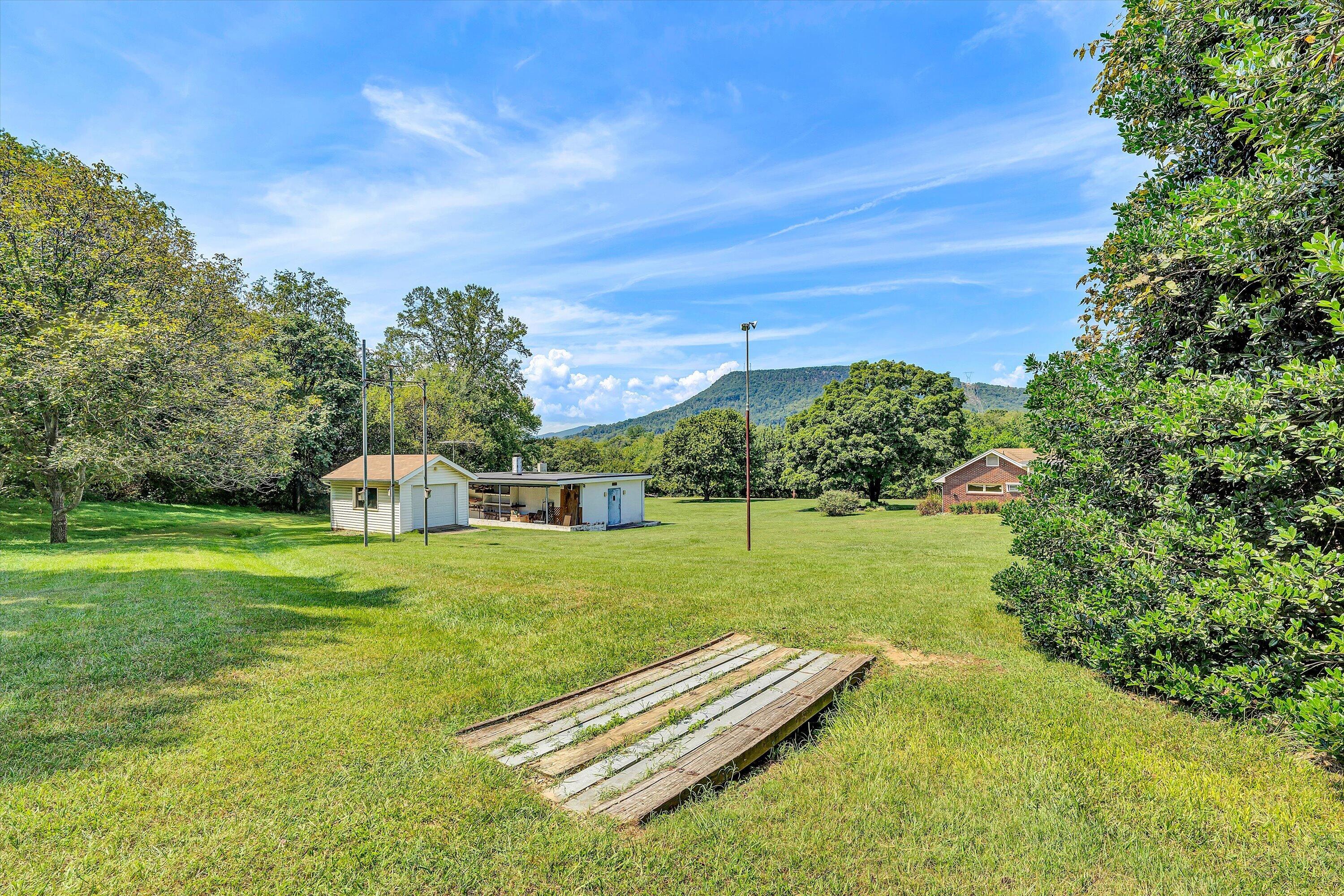 318 Rogers LN
