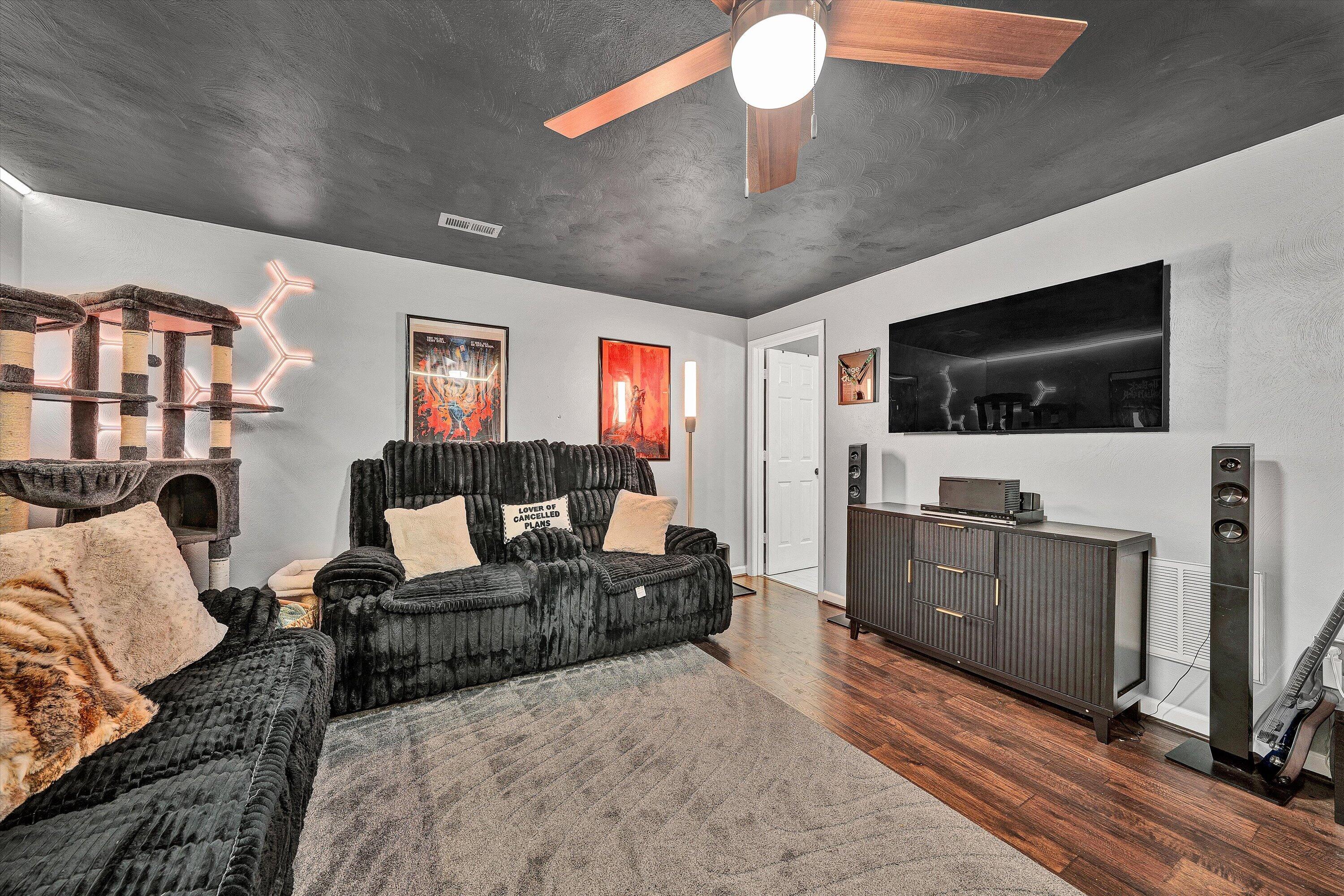 4541 Lomond CIR