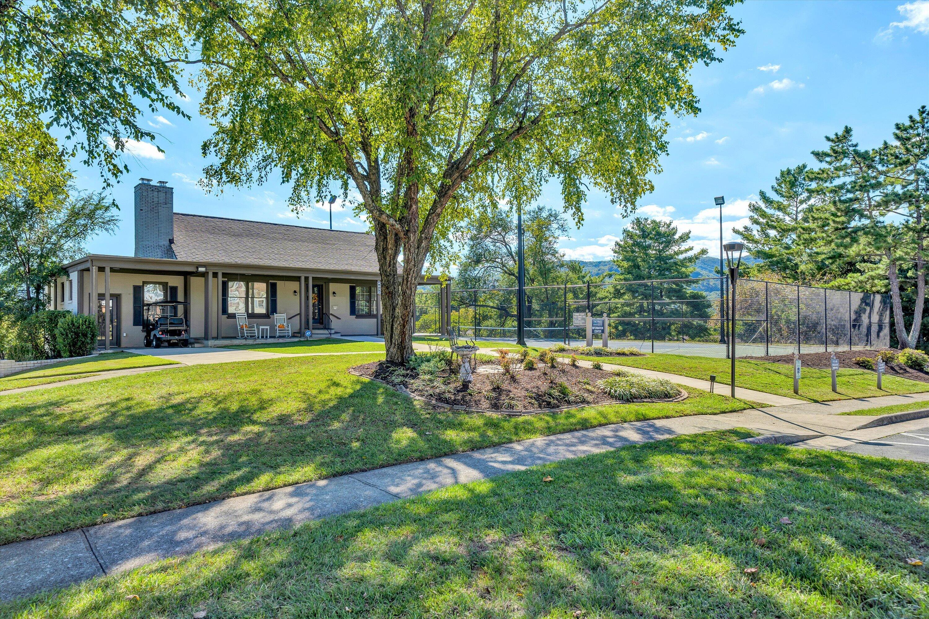 4625 Roxbury LN