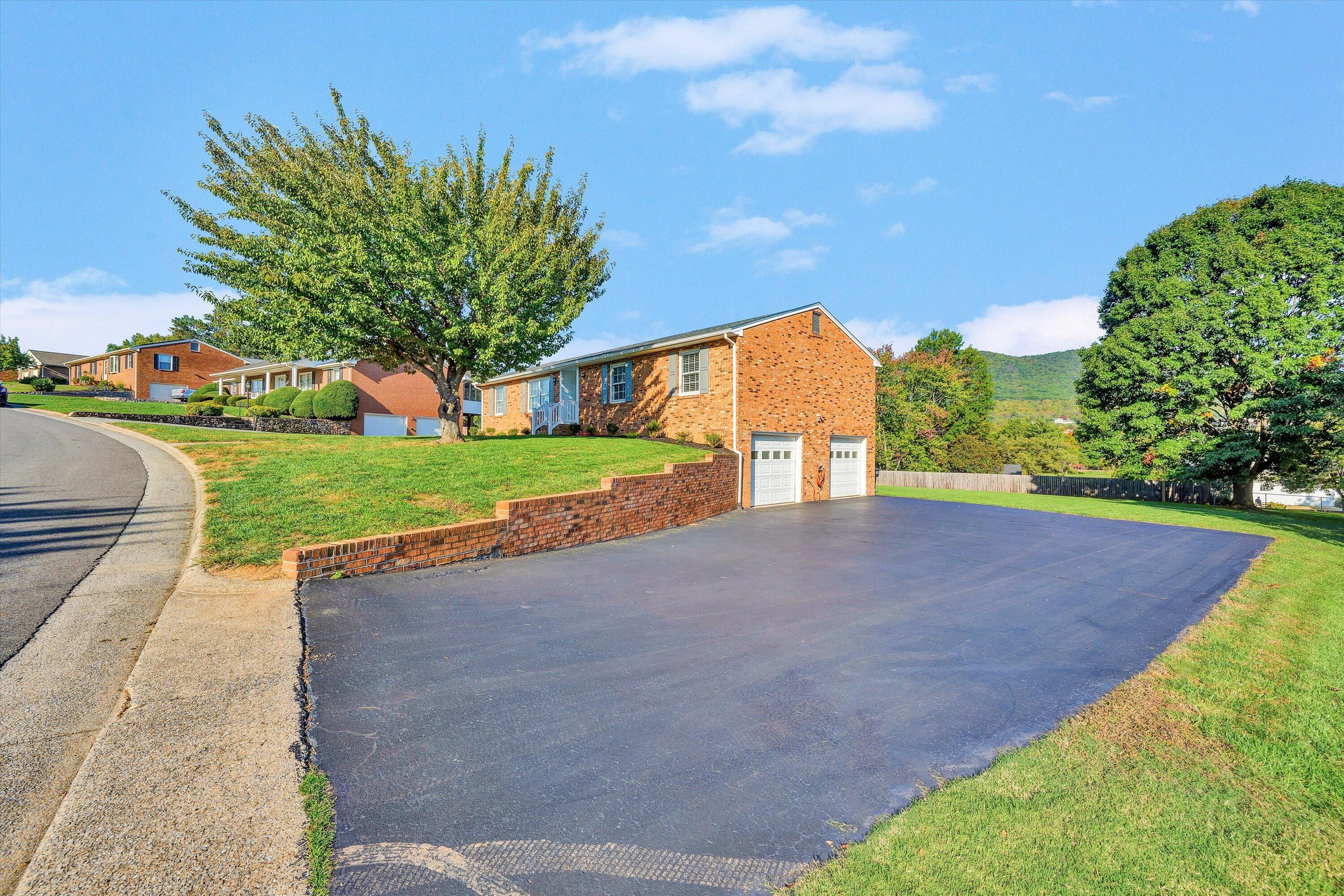 5124 Jonathan LN