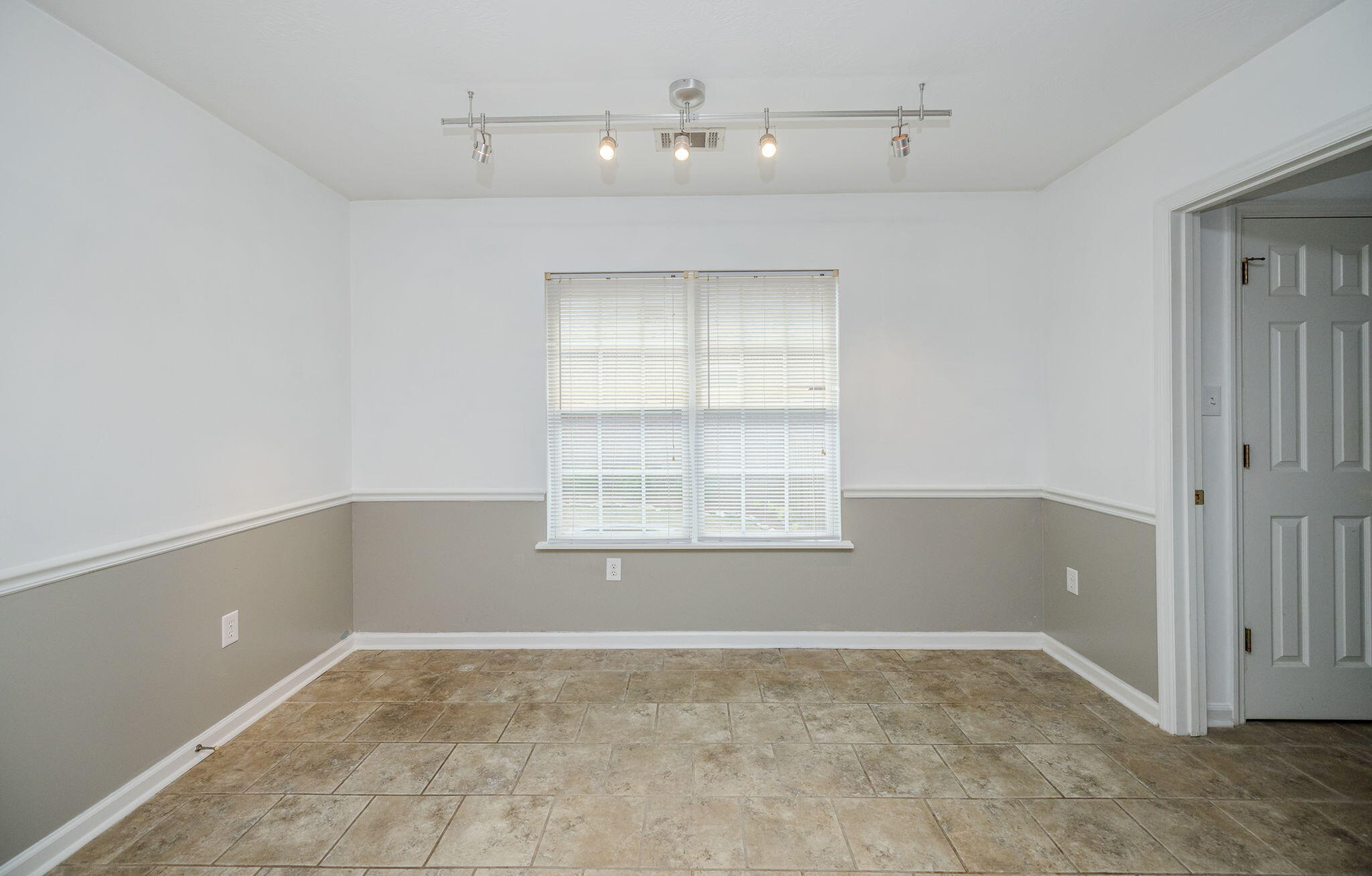 4562 COUNTRY GLEN Circle