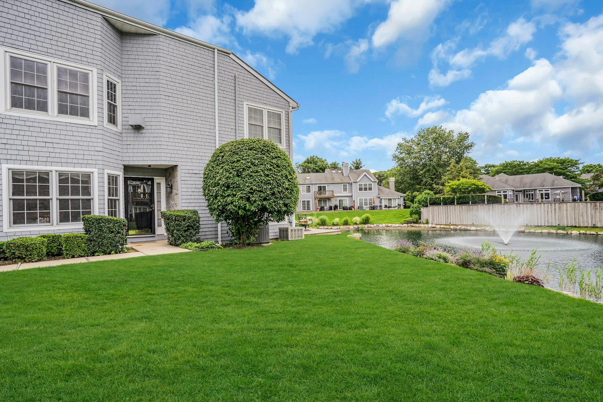 20 Lakebridge Drive S