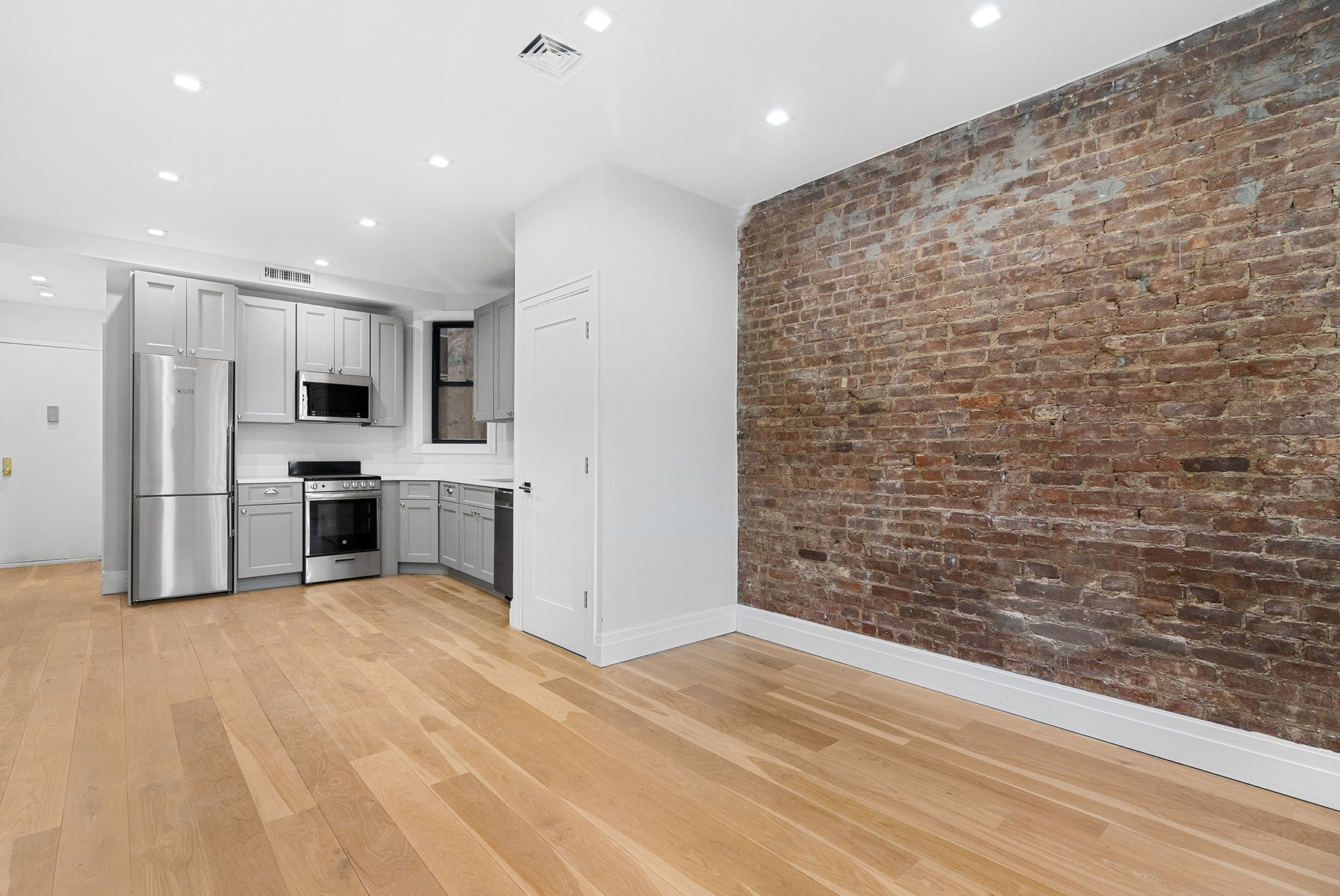 221 E 10th Street 500