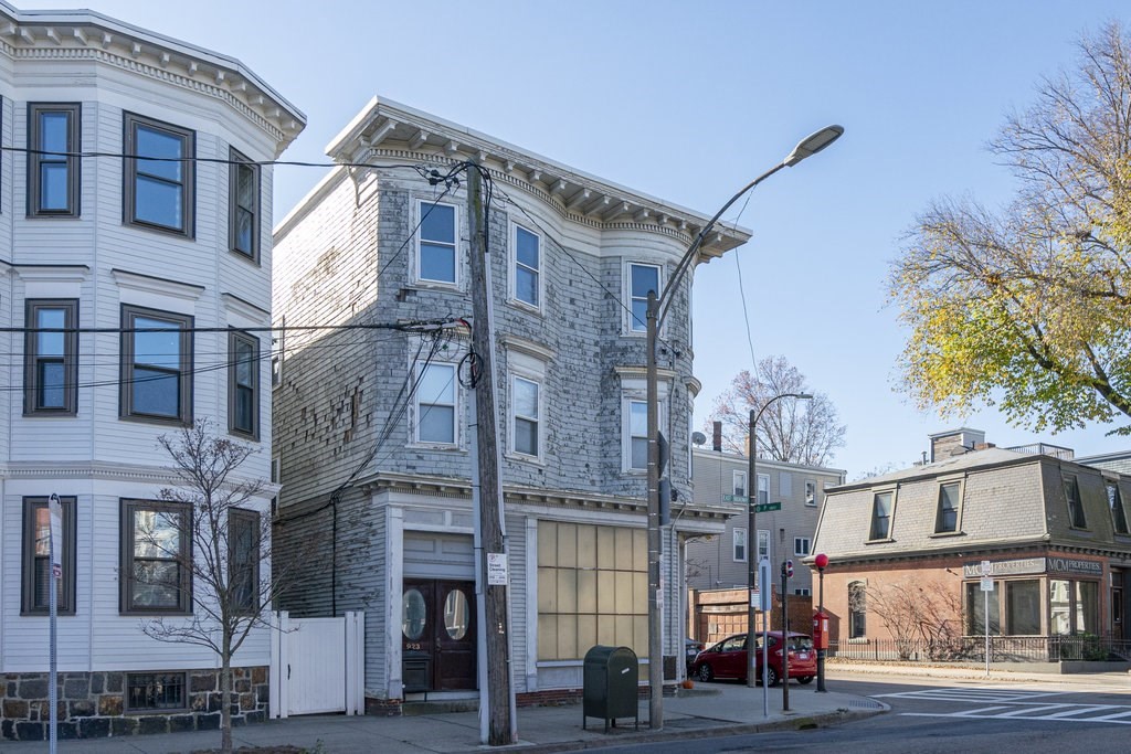 921-923 E Broadway
