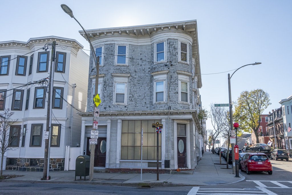 921-923 E Broadway