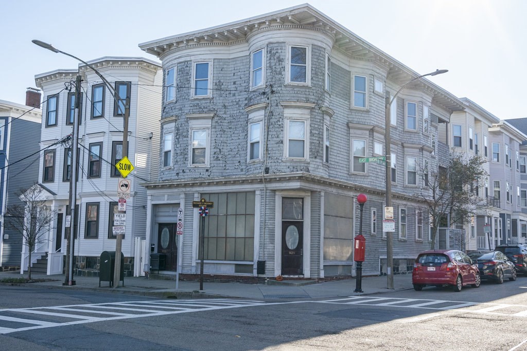 921-923 E Broadway