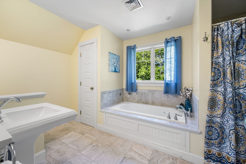 1080 Oakhill Ave, Attleboro