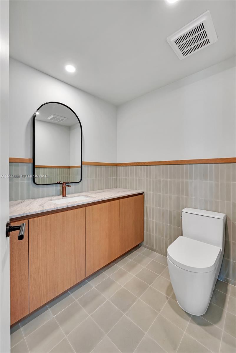 1177 Kane Concourse # 704