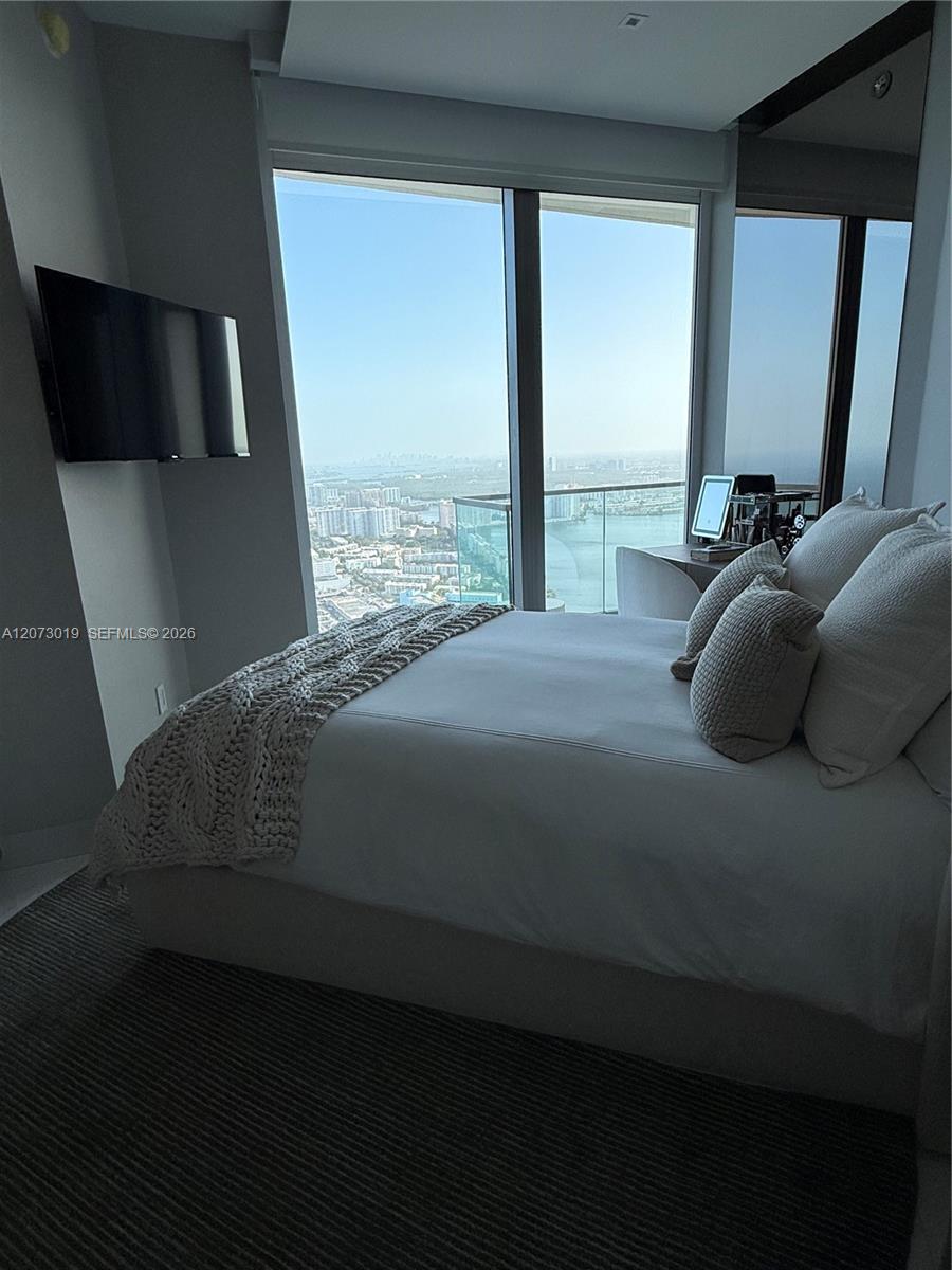 18975 Collins Ave # 5404