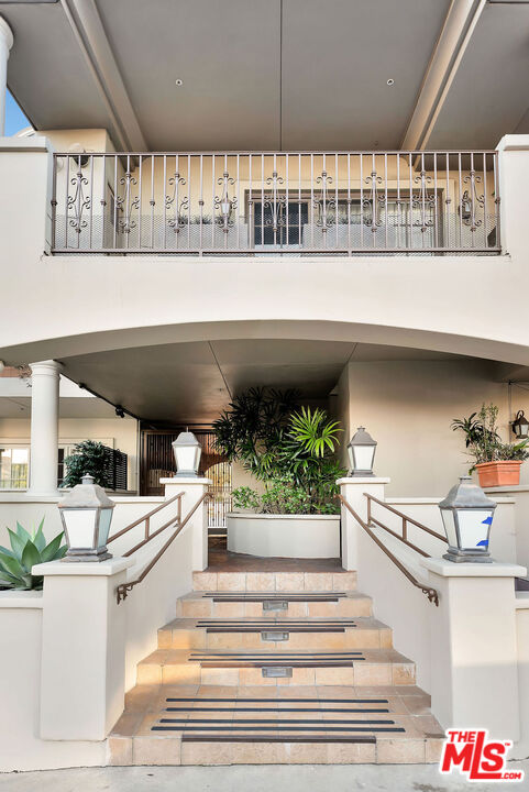851 N San Vicente Blvd Unit: 121