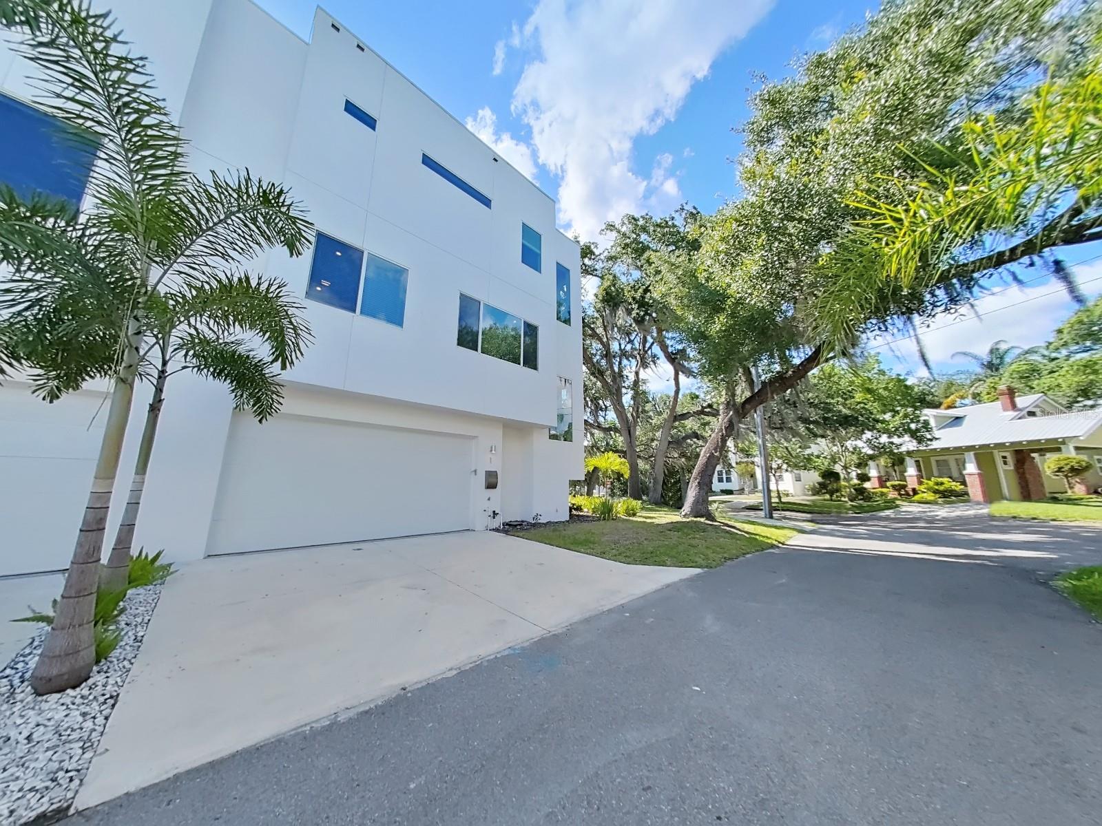 2728 N RIDGEWOOD AVE #1