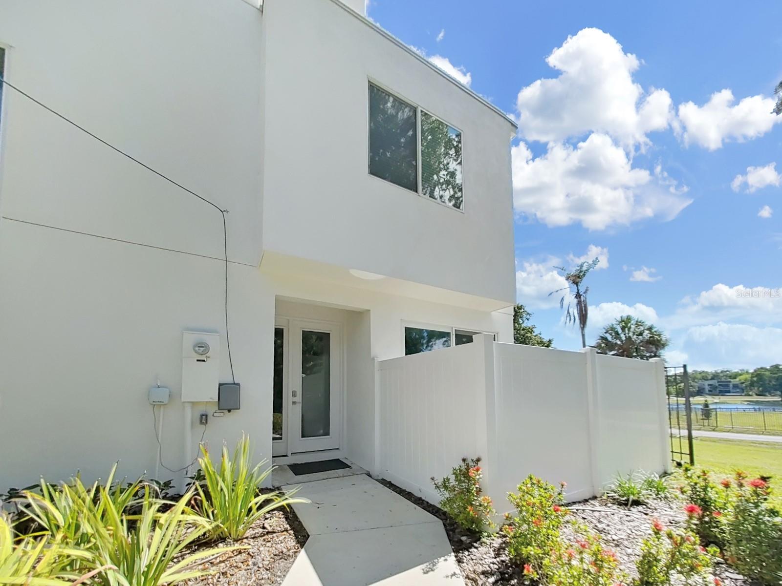 2728 N RIDGEWOOD AVE #1