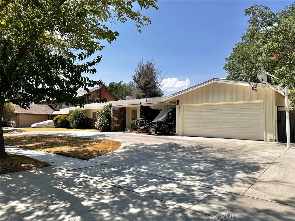1027 E Avenue J5