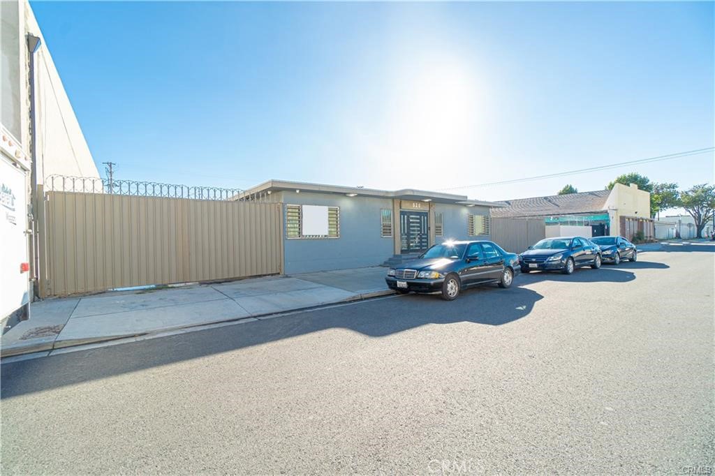 820 W Esther Street