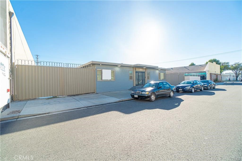 820 W Esther Street