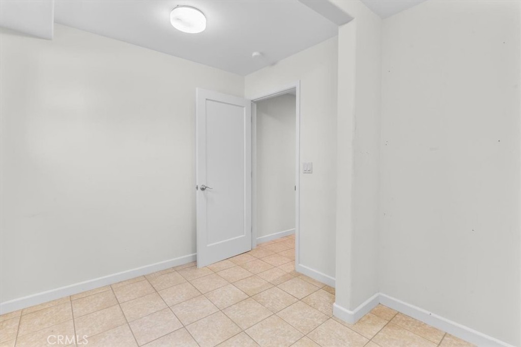 2377 Silver Ridge Avenue