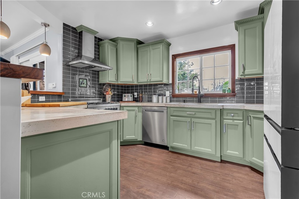 9032 Walnut