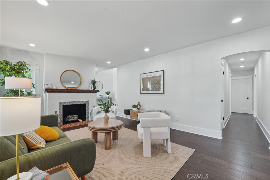 2111 S Bronson