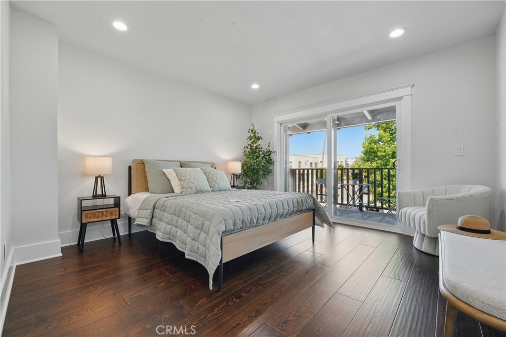 2111 S Bronson