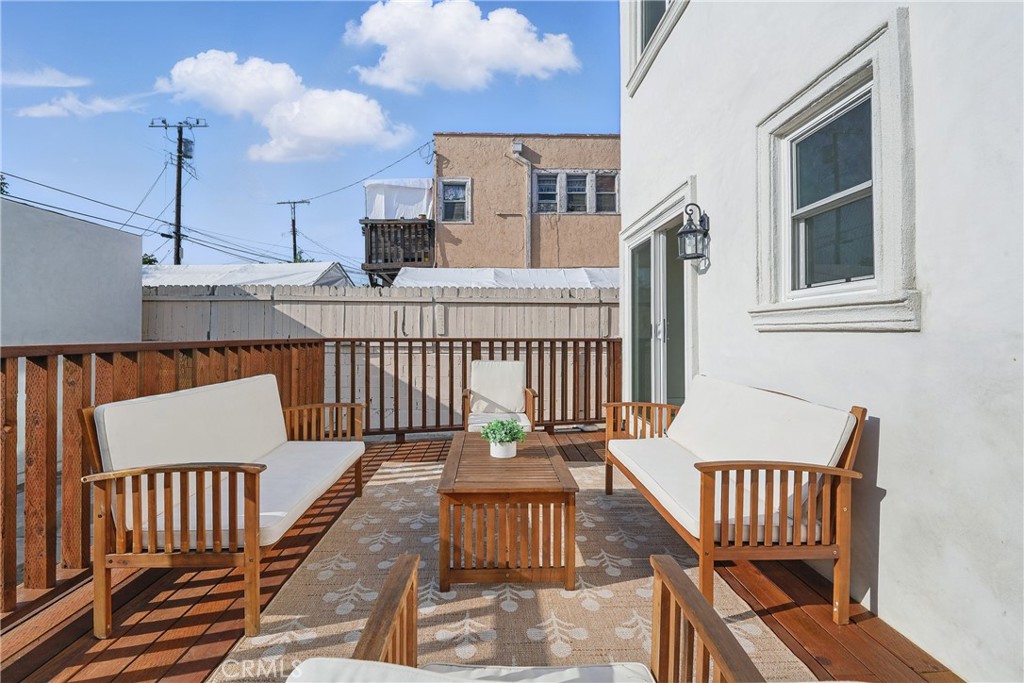 2111 S Bronson