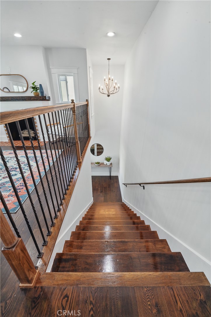 2111 S Bronson