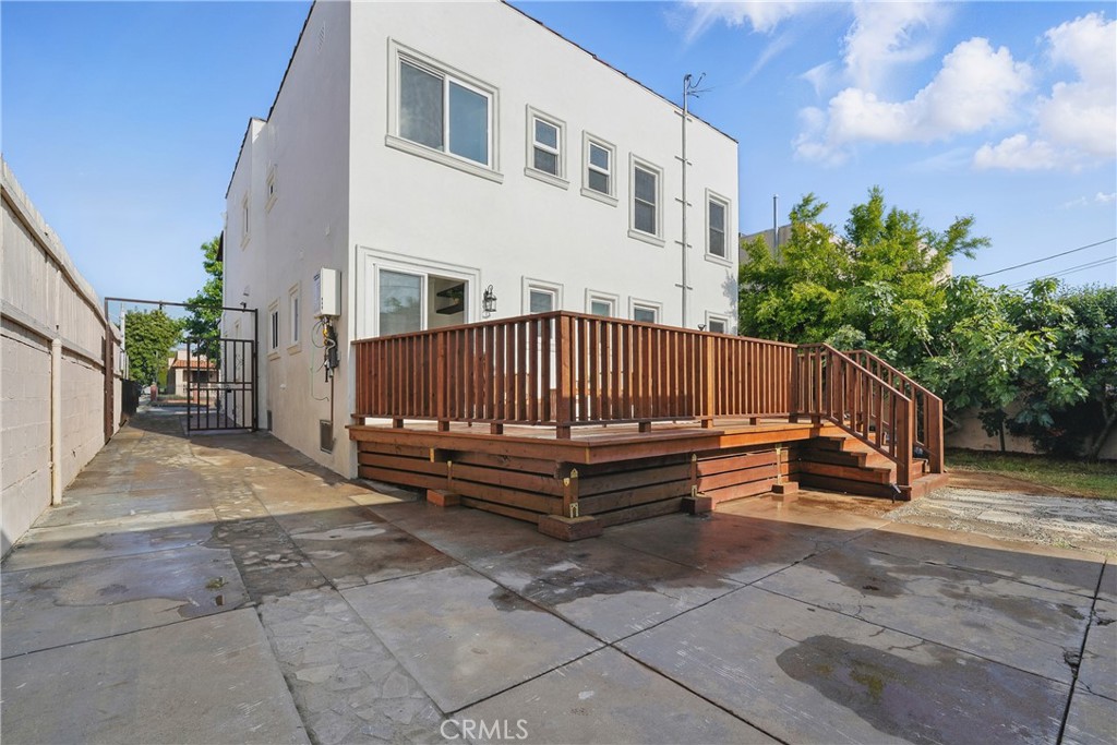 2111 S Bronson