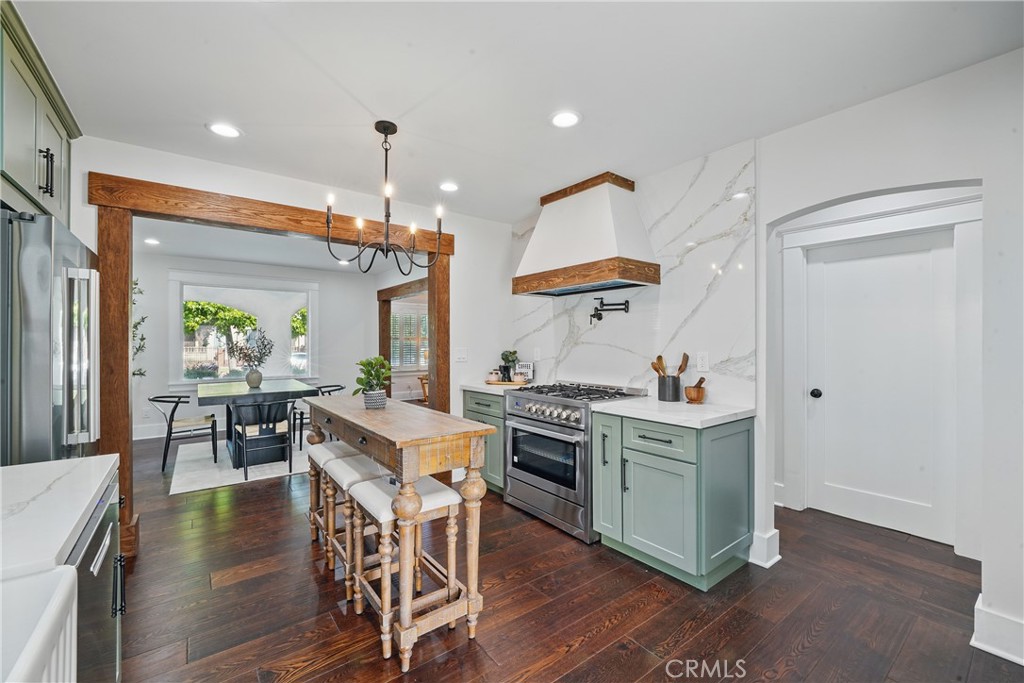 2111 S Bronson
