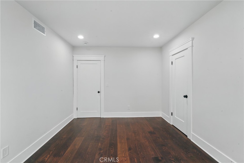 2111 S Bronson