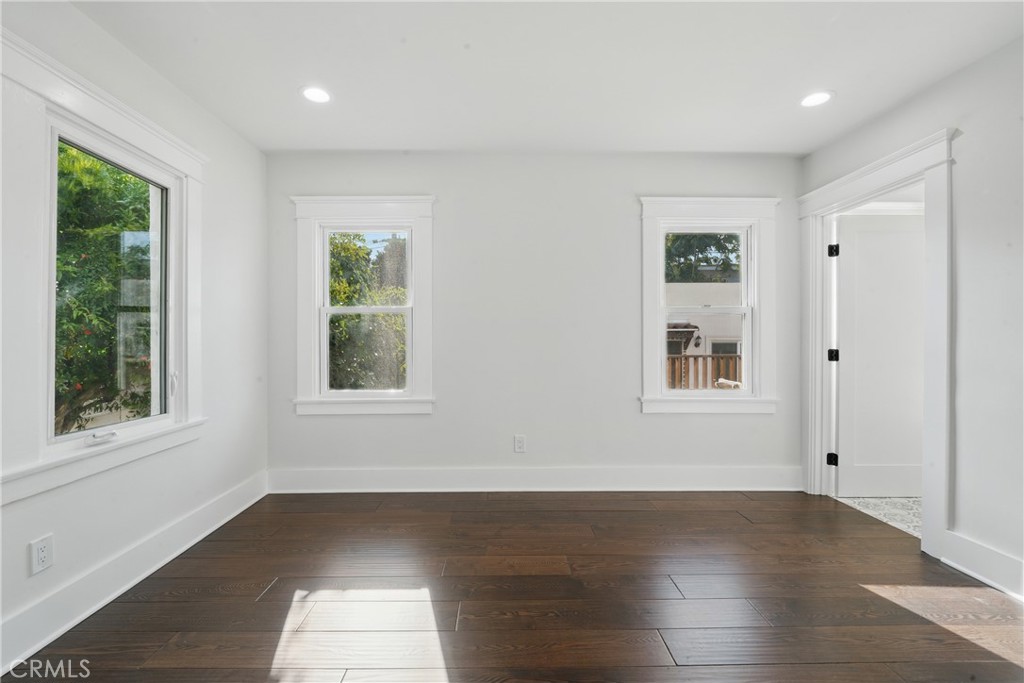 2111 S Bronson