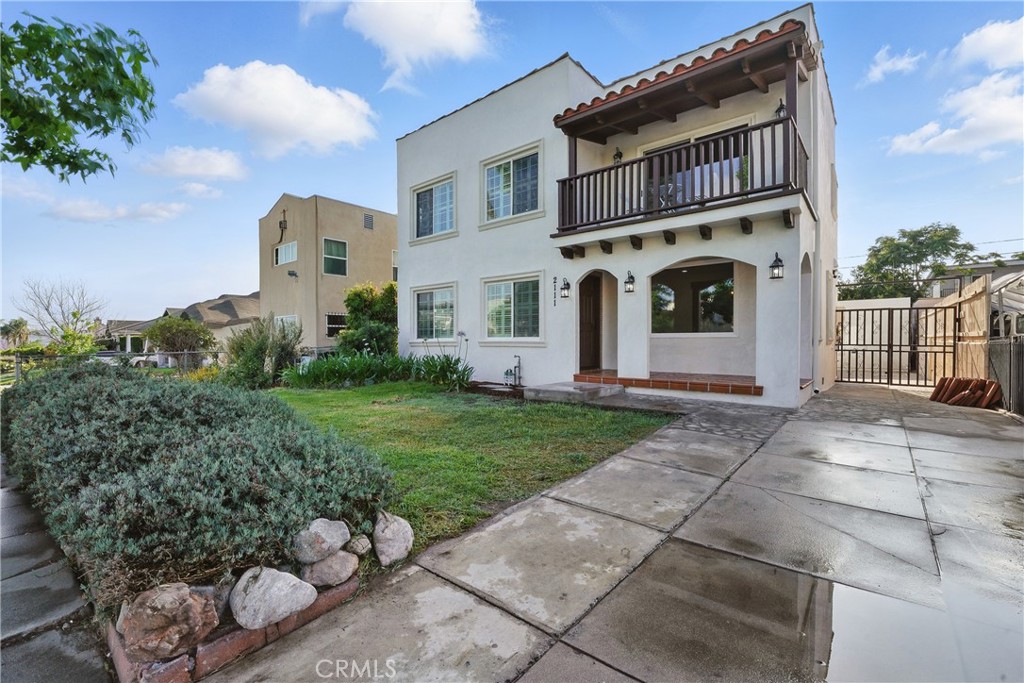 2111 S Bronson