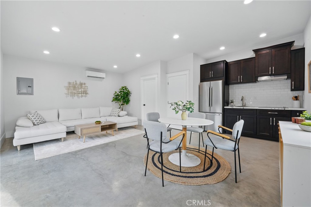 2111 S Bronson