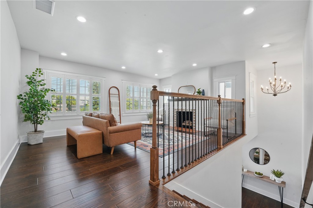 2111 S Bronson
