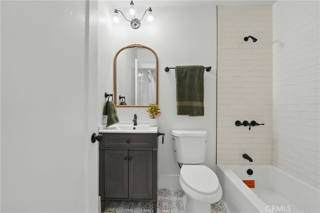 2111 S Bronson