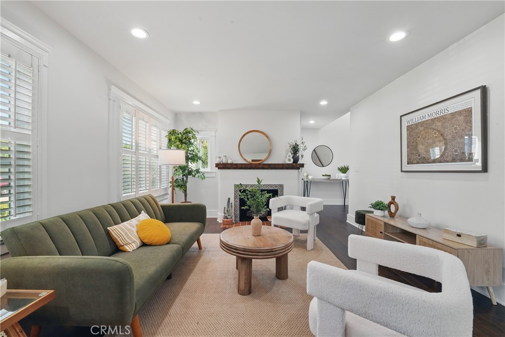 2111 S Bronson