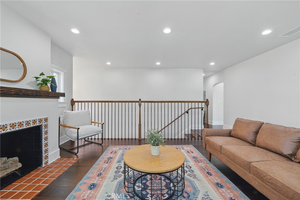 2111 S Bronson