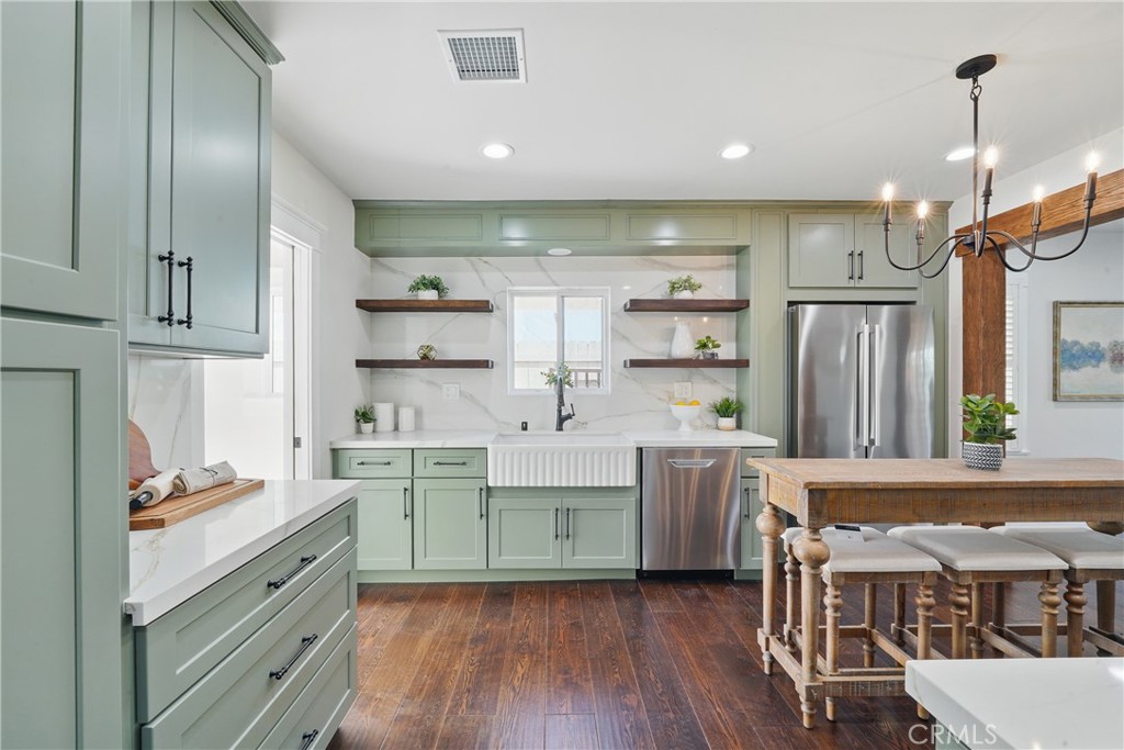 2111 S Bronson