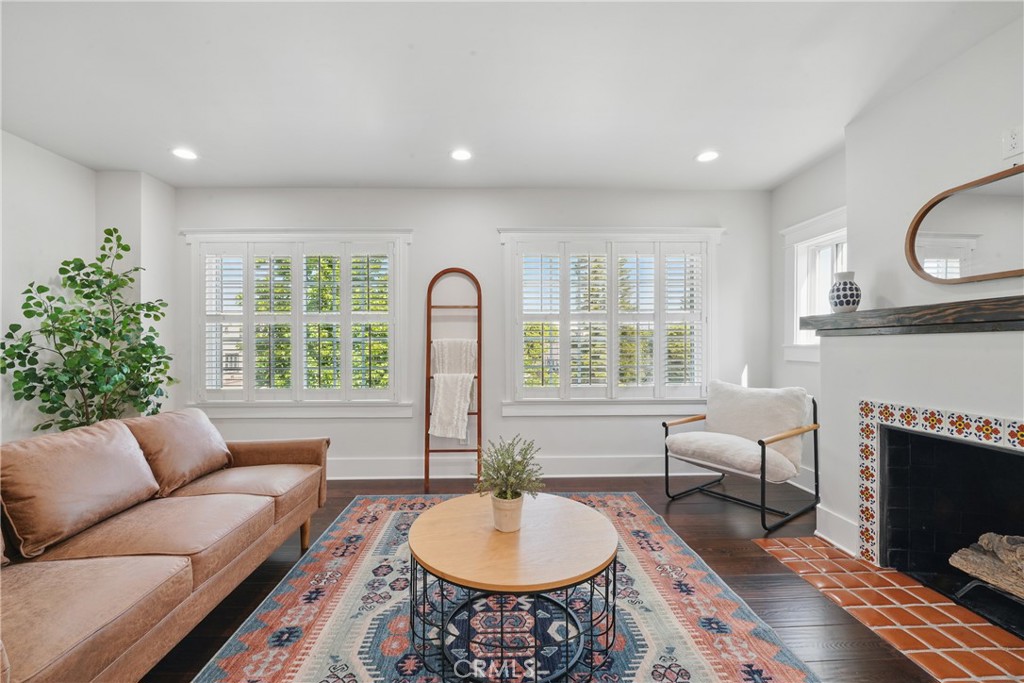 2111 S Bronson