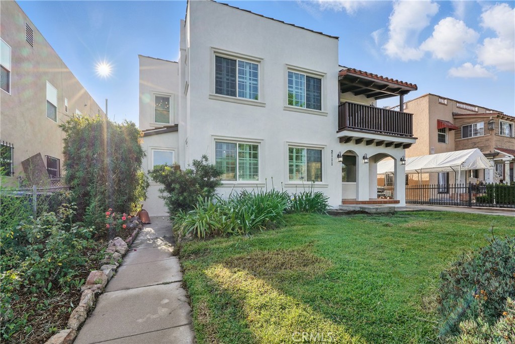 2111 S Bronson