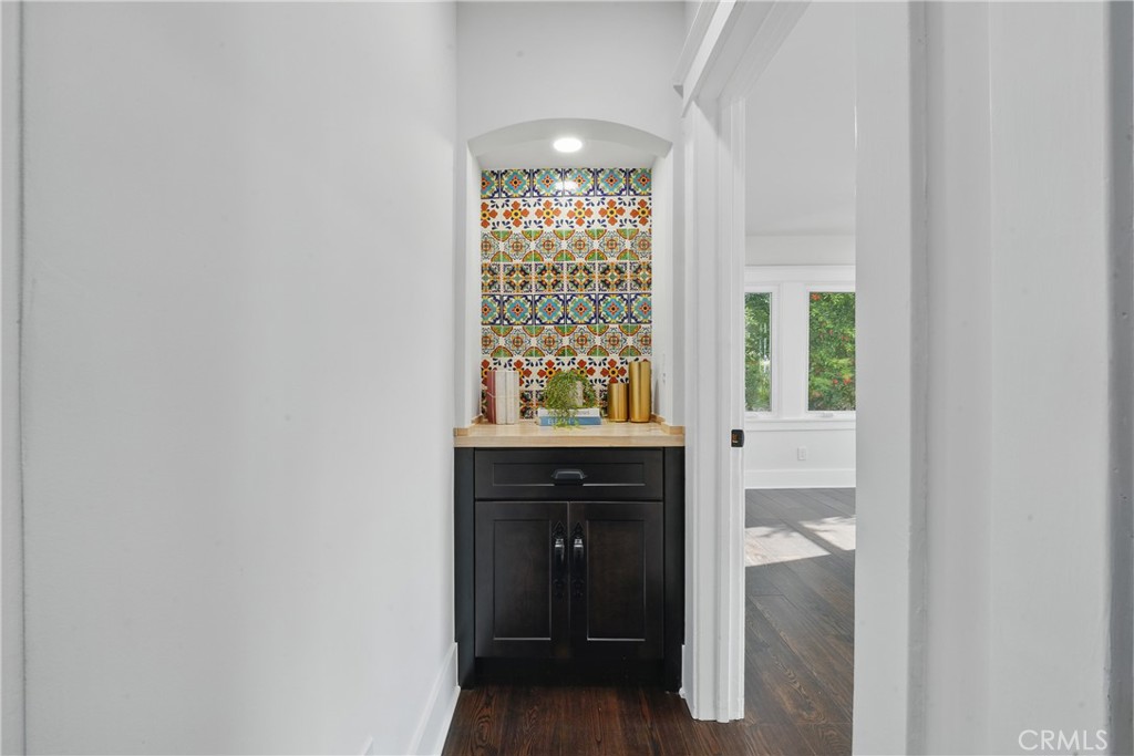 2111 S Bronson