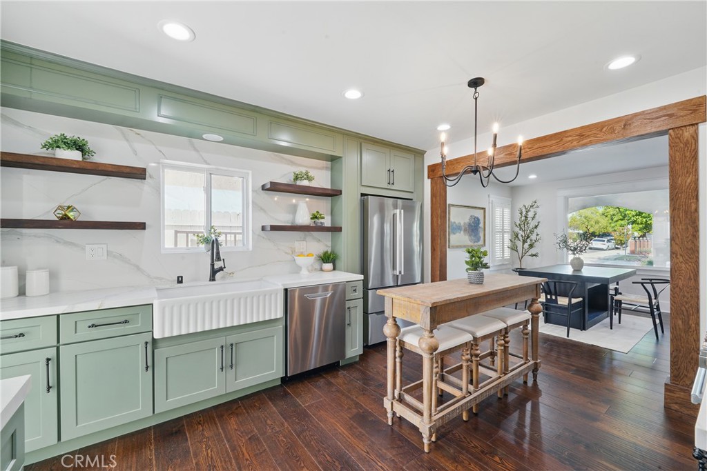2111 S Bronson