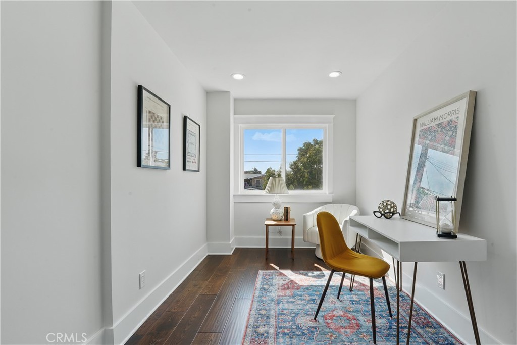 2111 S Bronson