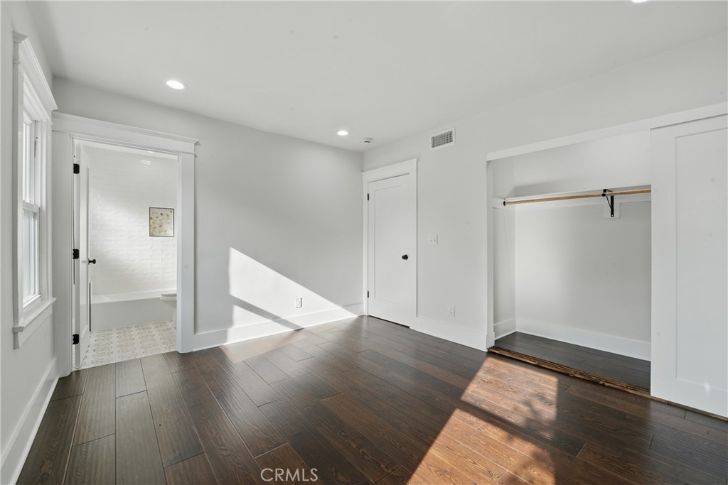 2111 S Bronson