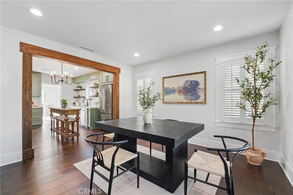 2111 S Bronson