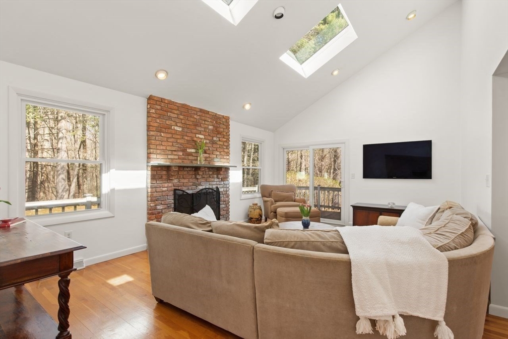 17 Niantic Rd