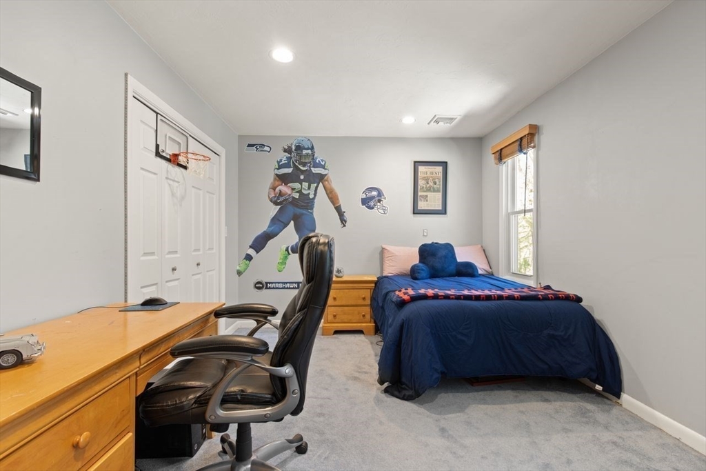 17 Niantic Rd