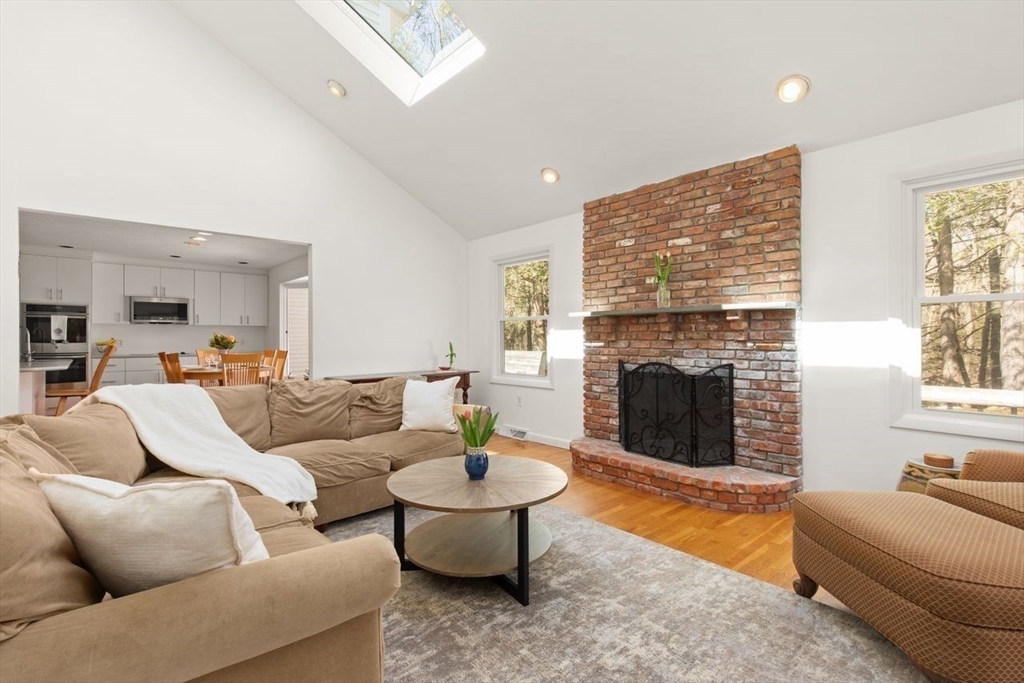 17 Niantic Rd
