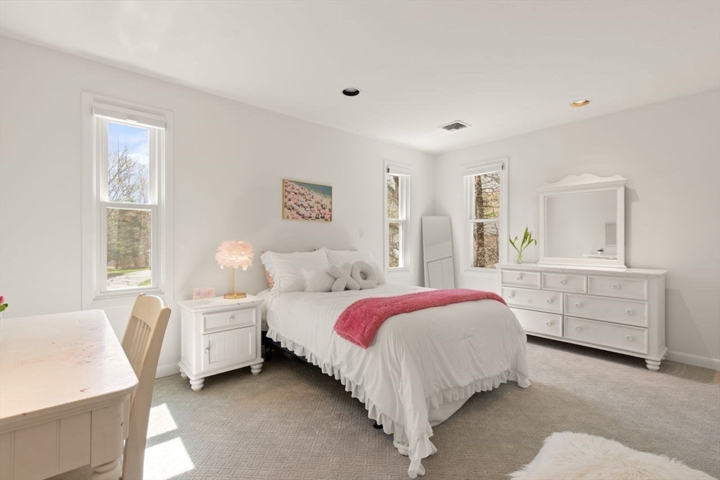 17 Niantic Rd