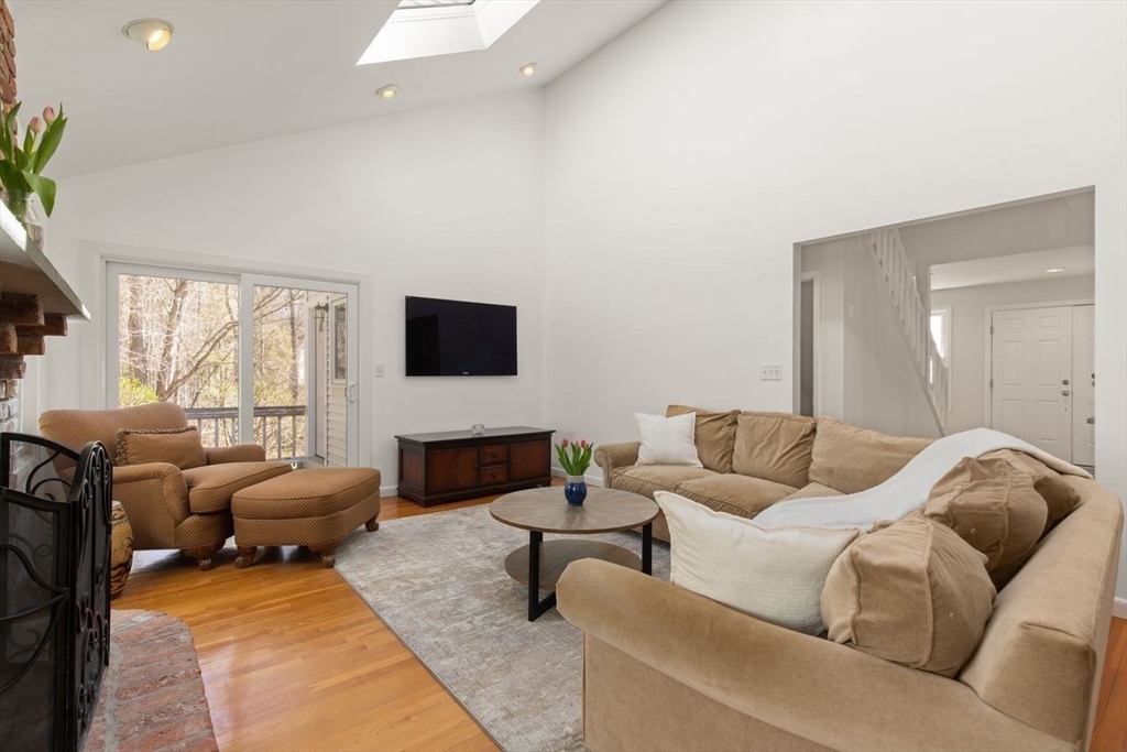 17 Niantic Rd